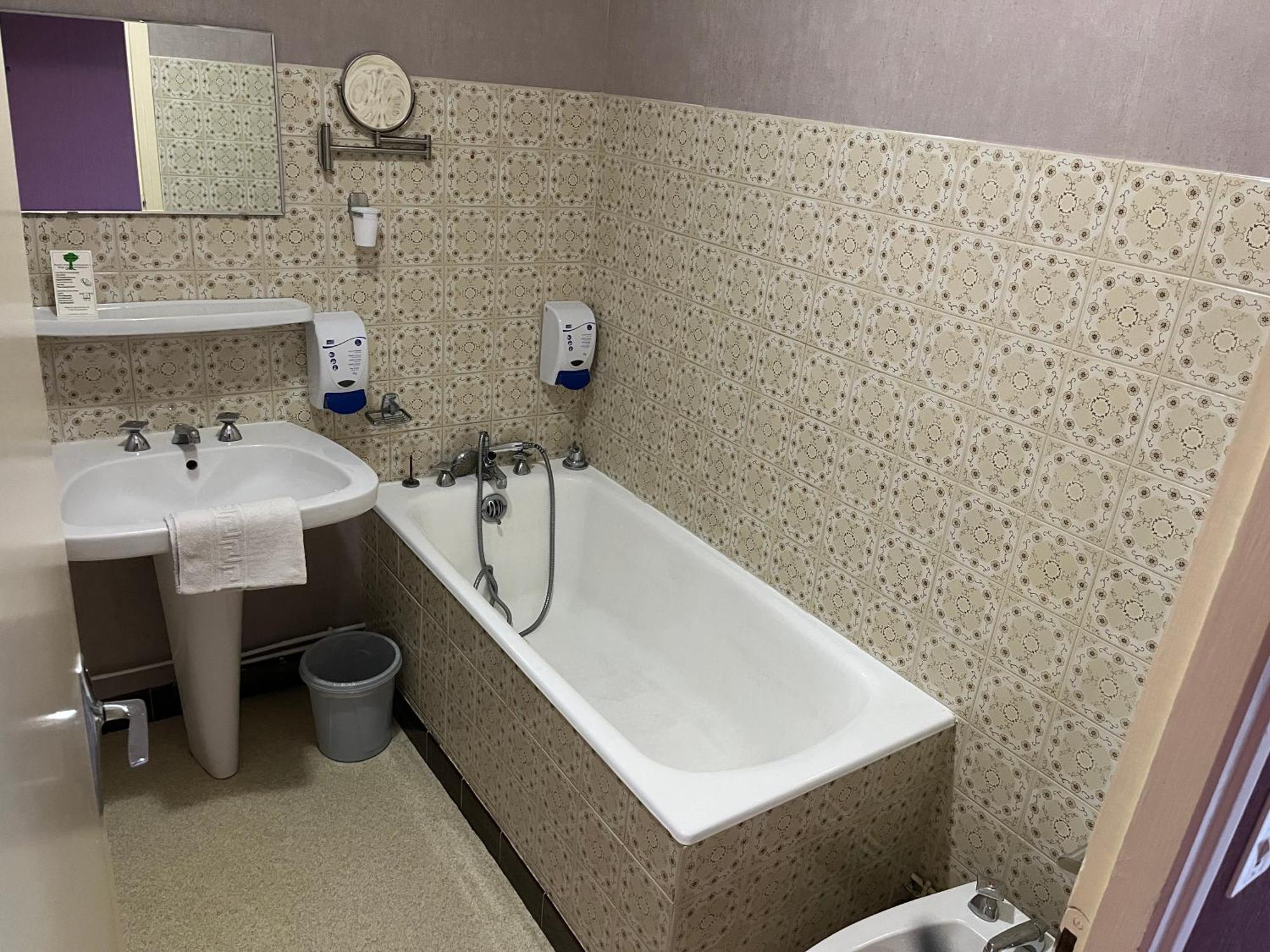 Hotel Le Lyon Vert Commentry ภายนอก รูปภาพ