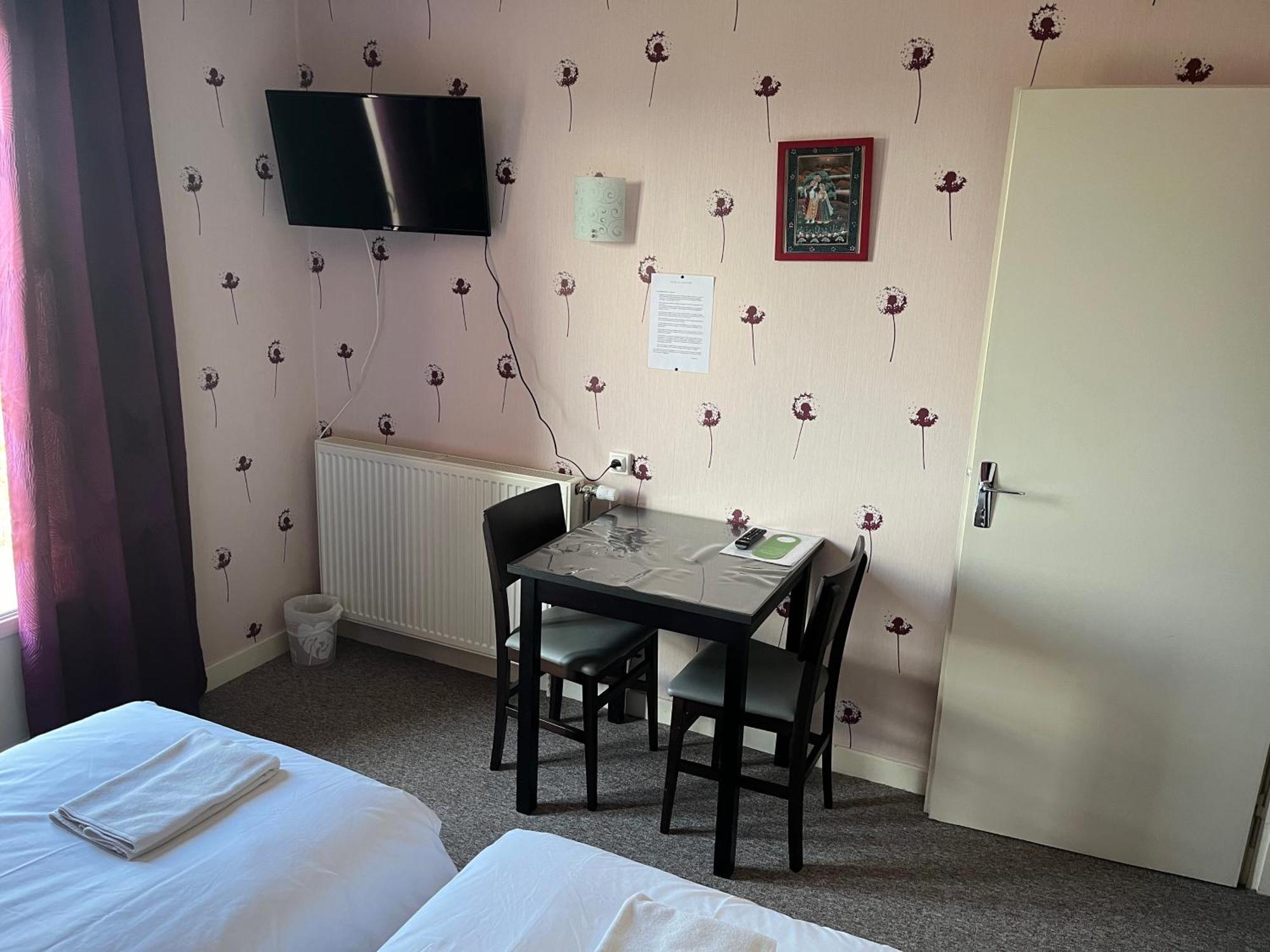 Hotel Le Lyon Vert Commentry ภายนอก รูปภาพ