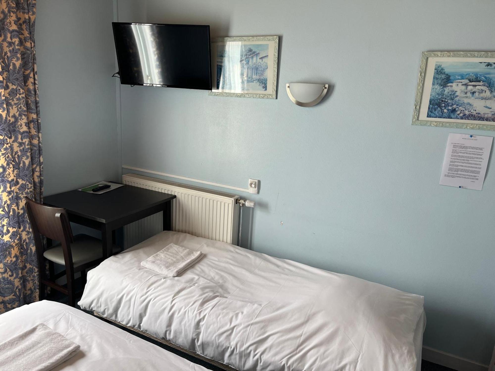 Hotel Le Lyon Vert Commentry ภายนอก รูปภาพ