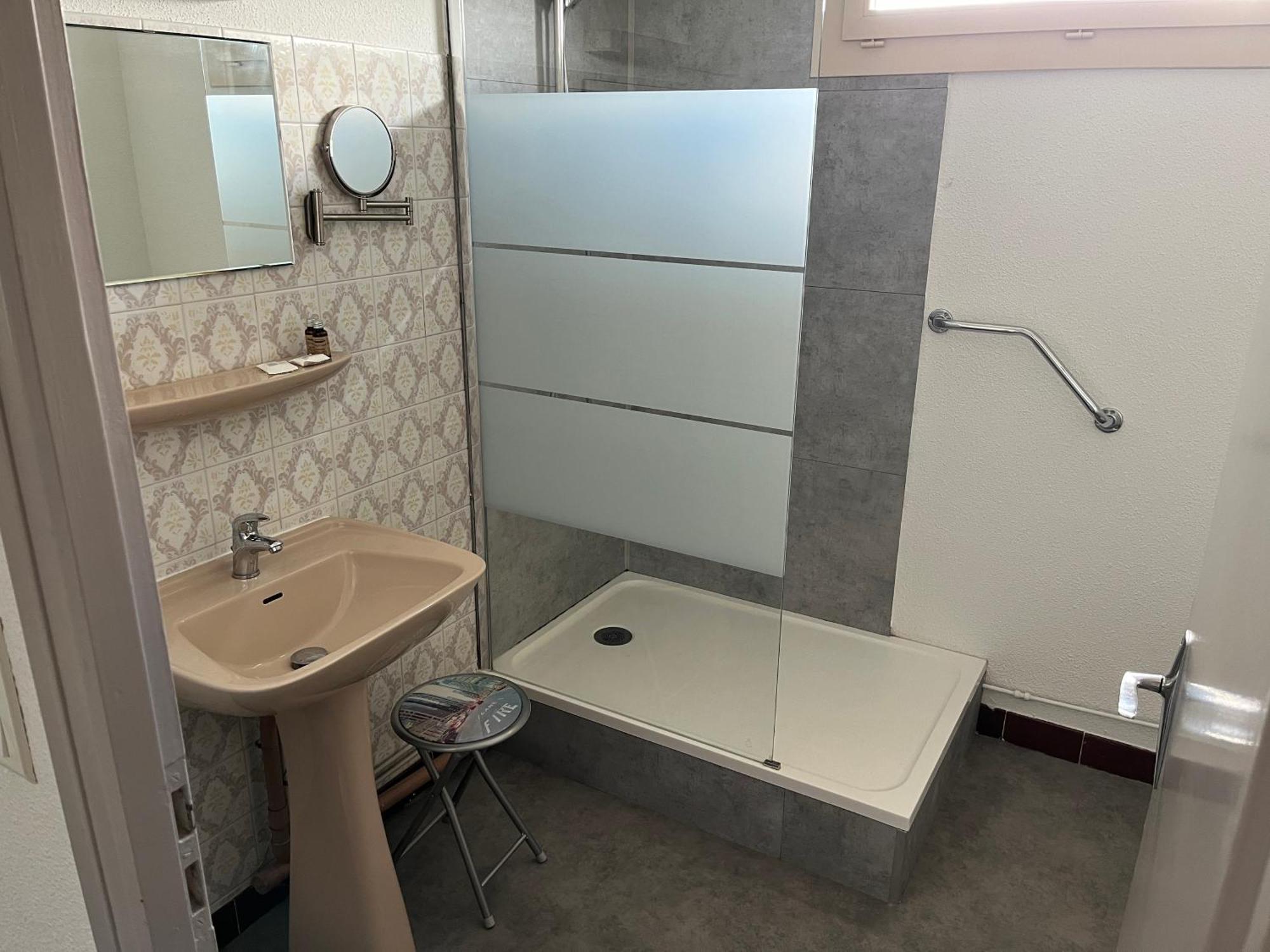 Hotel Le Lyon Vert Commentry ภายนอก รูปภาพ