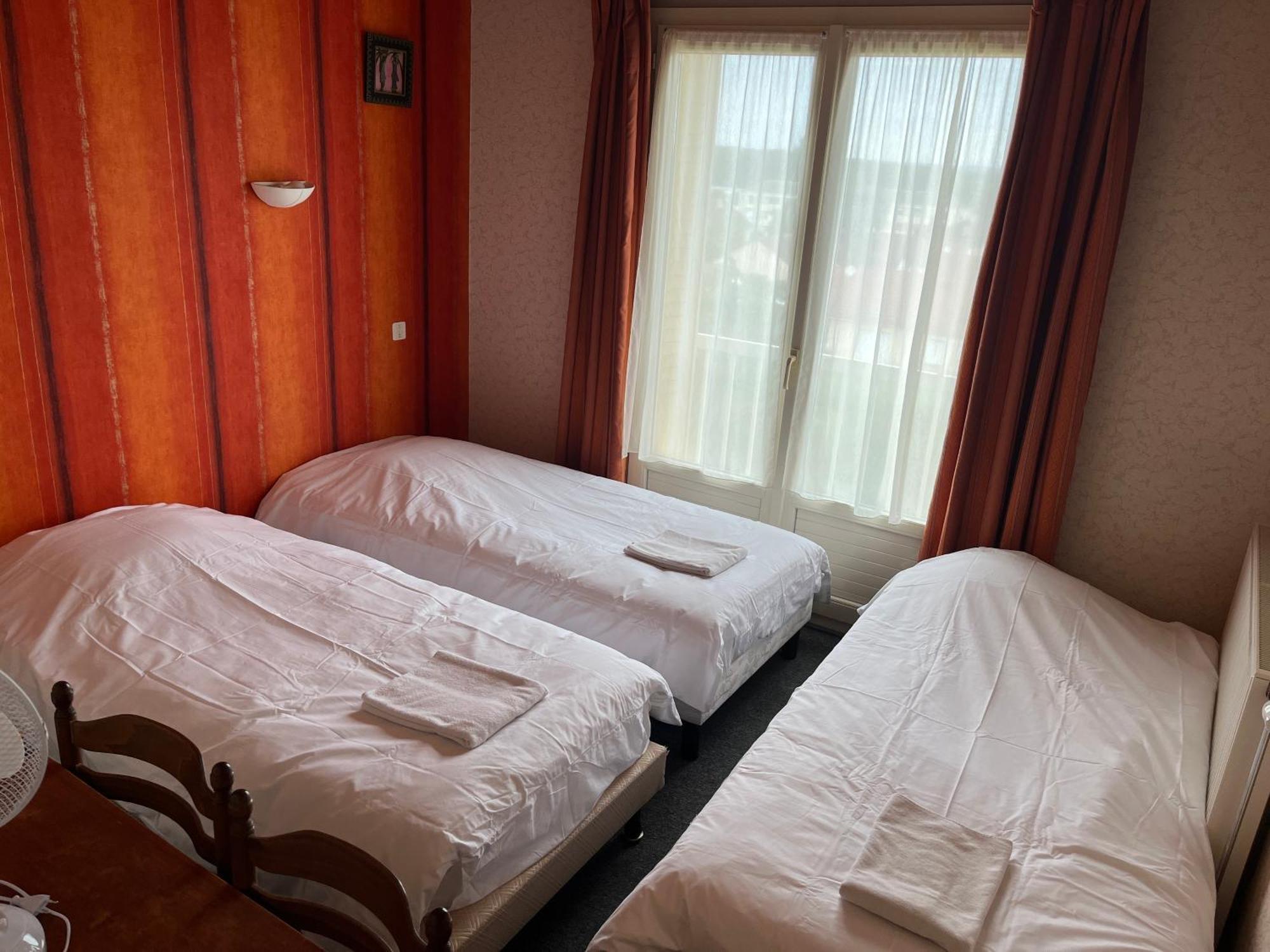 Hotel Le Lyon Vert Commentry ภายนอก รูปภาพ