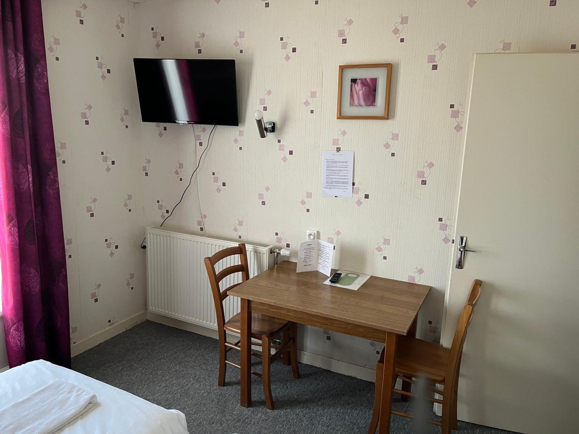 Hotel Le Lyon Vert Commentry ภายนอก รูปภาพ
