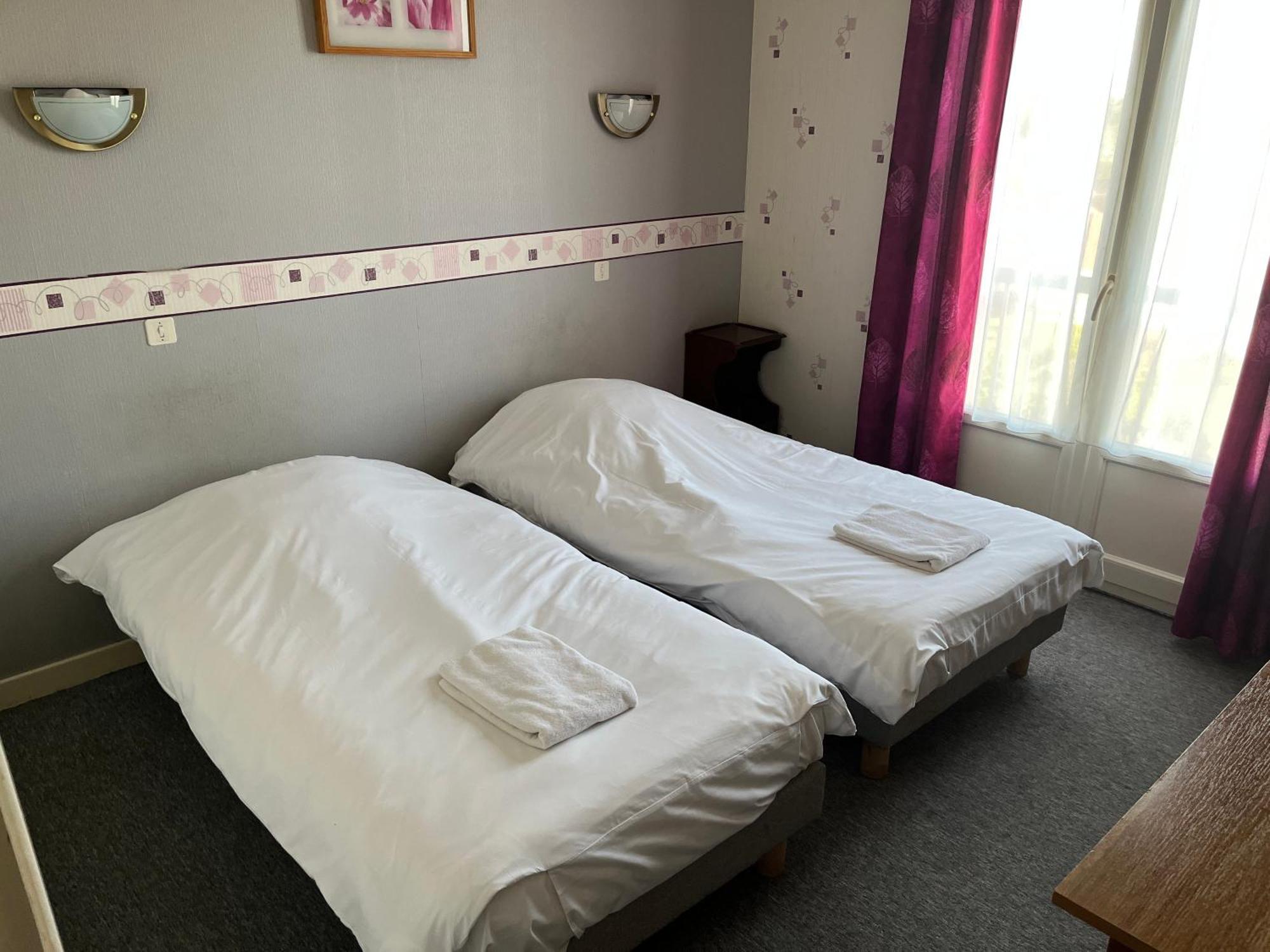 Hotel Le Lyon Vert Commentry ภายนอก รูปภาพ