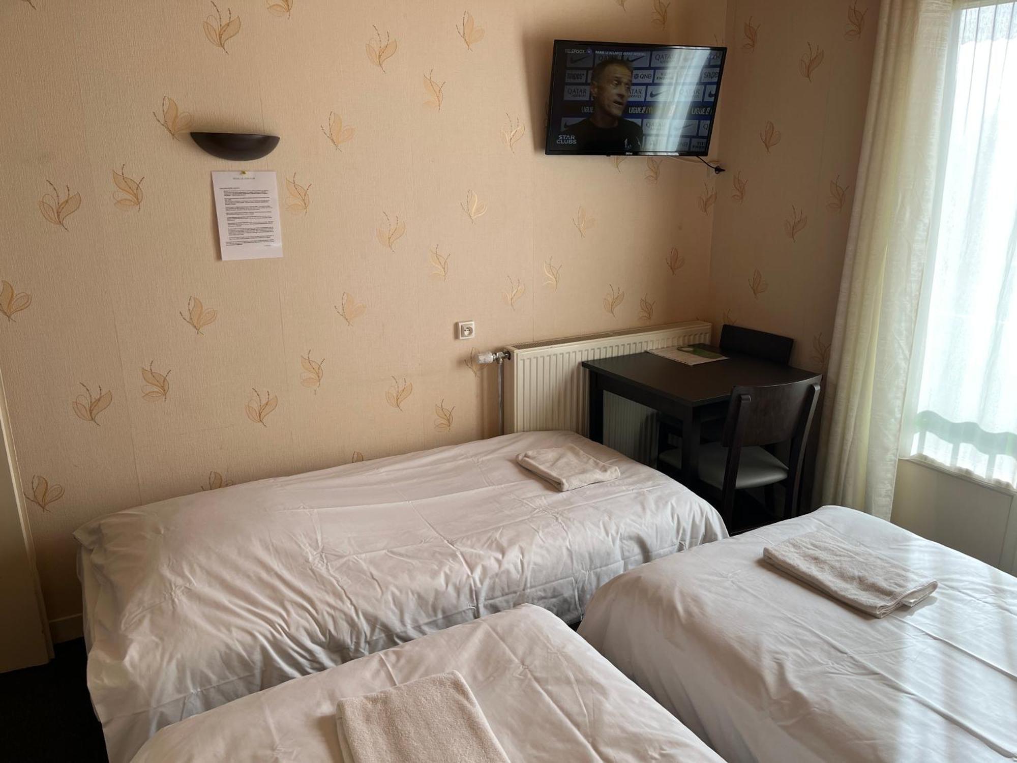 Hotel Le Lyon Vert Commentry ภายนอก รูปภาพ