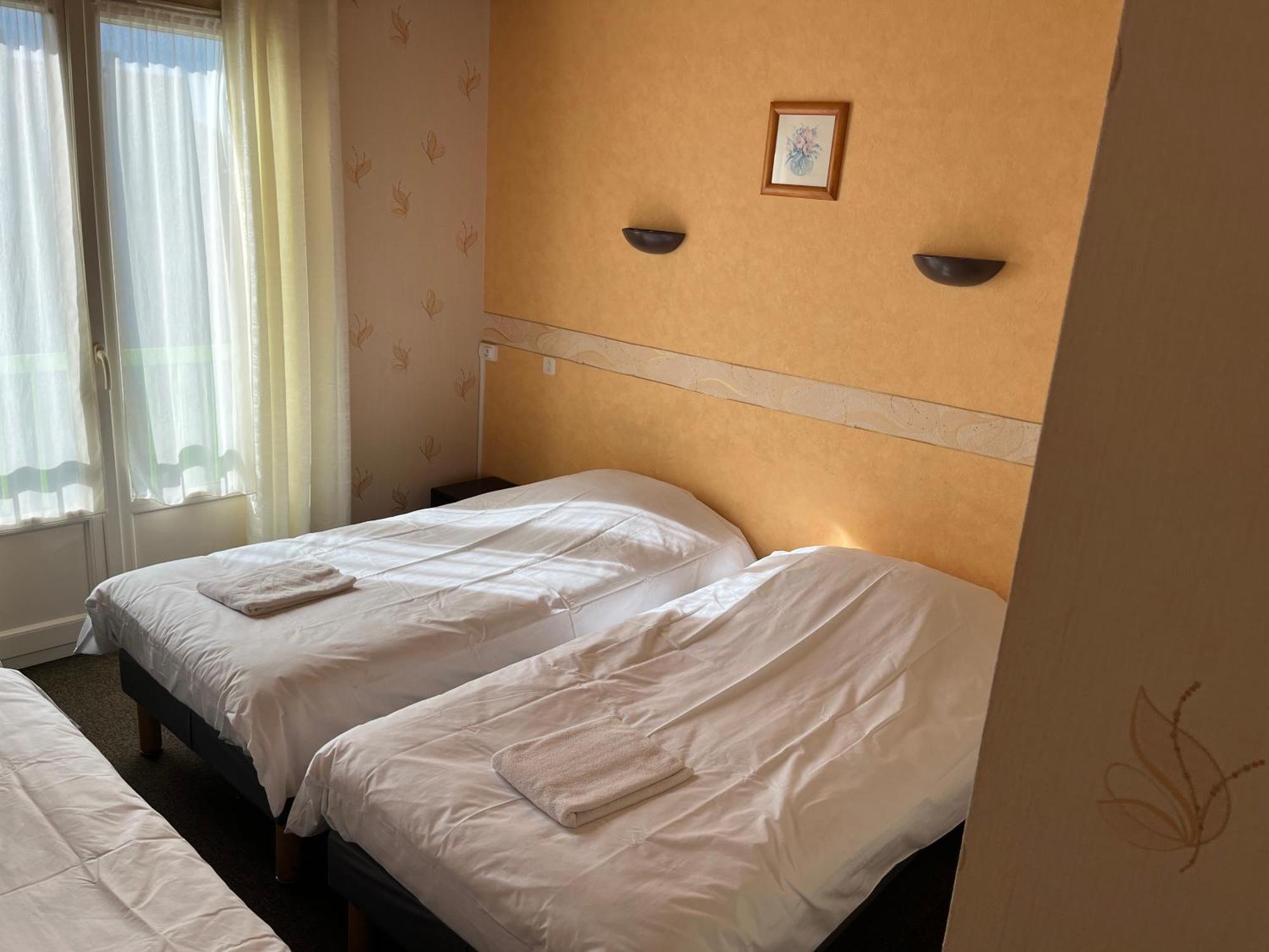 Hotel Le Lyon Vert Commentry ภายนอก รูปภาพ