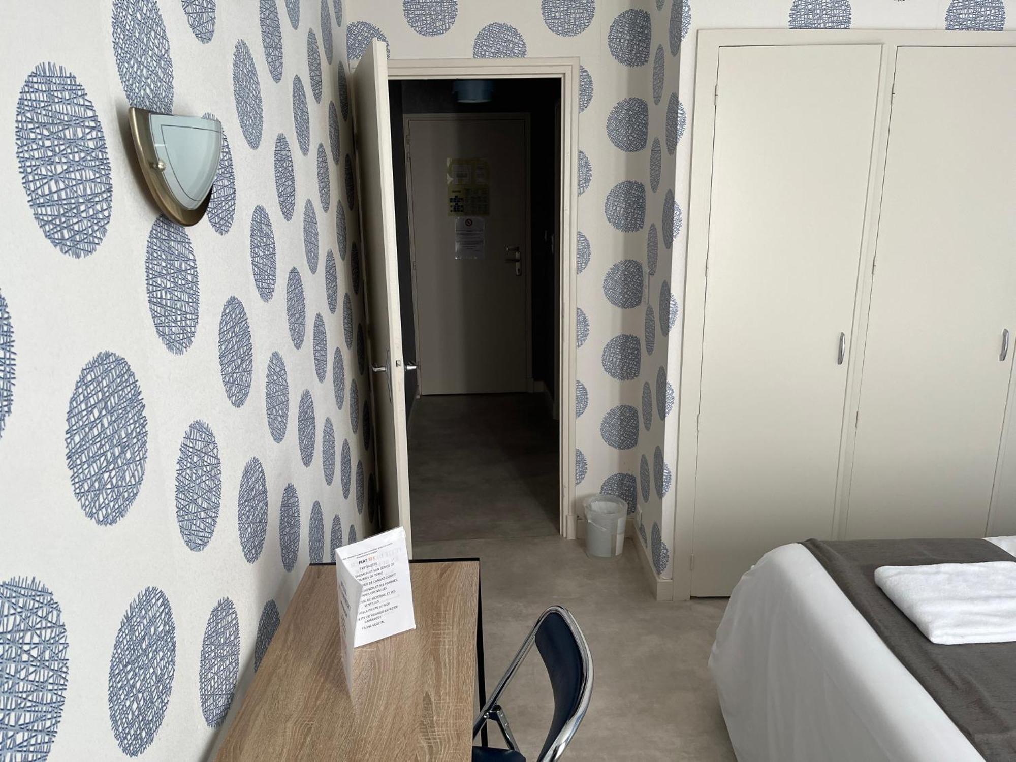 Hotel Le Lyon Vert Commentry ภายนอก รูปภาพ