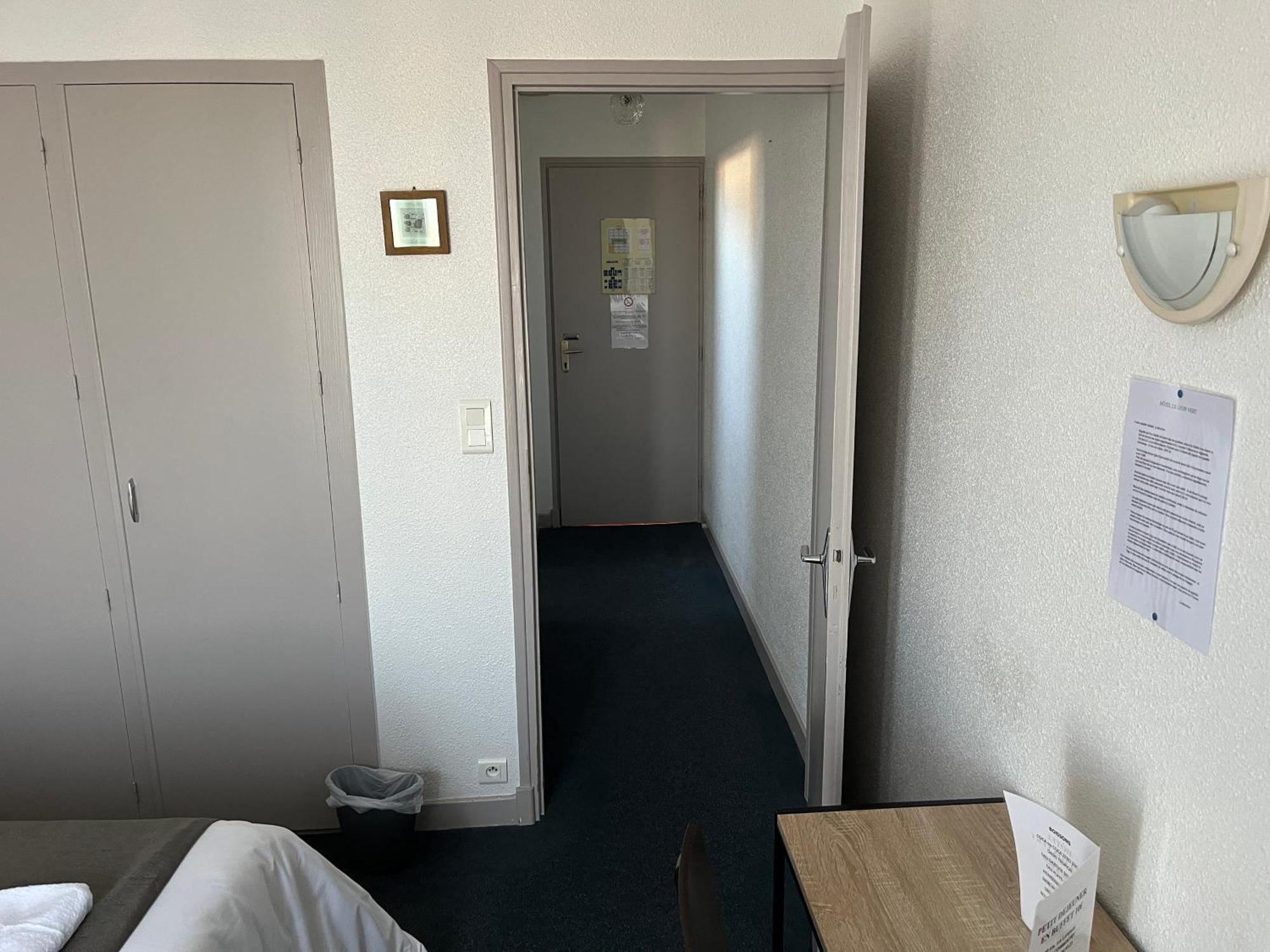 Hotel Le Lyon Vert Commentry ภายนอก รูปภาพ