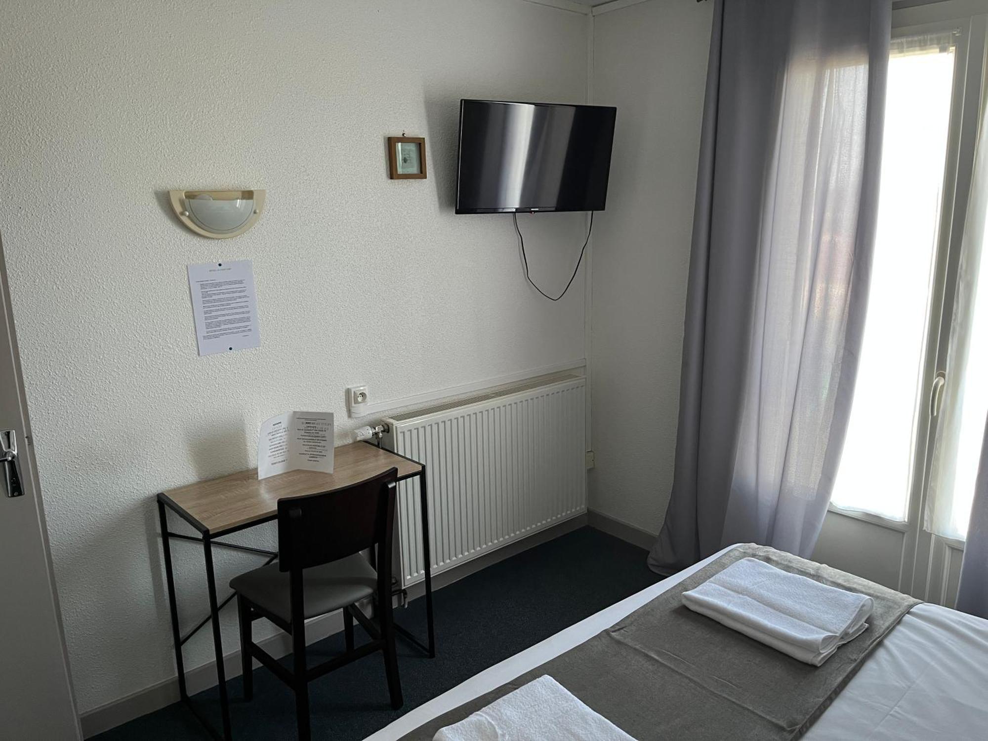 Hotel Le Lyon Vert Commentry ภายนอก รูปภาพ