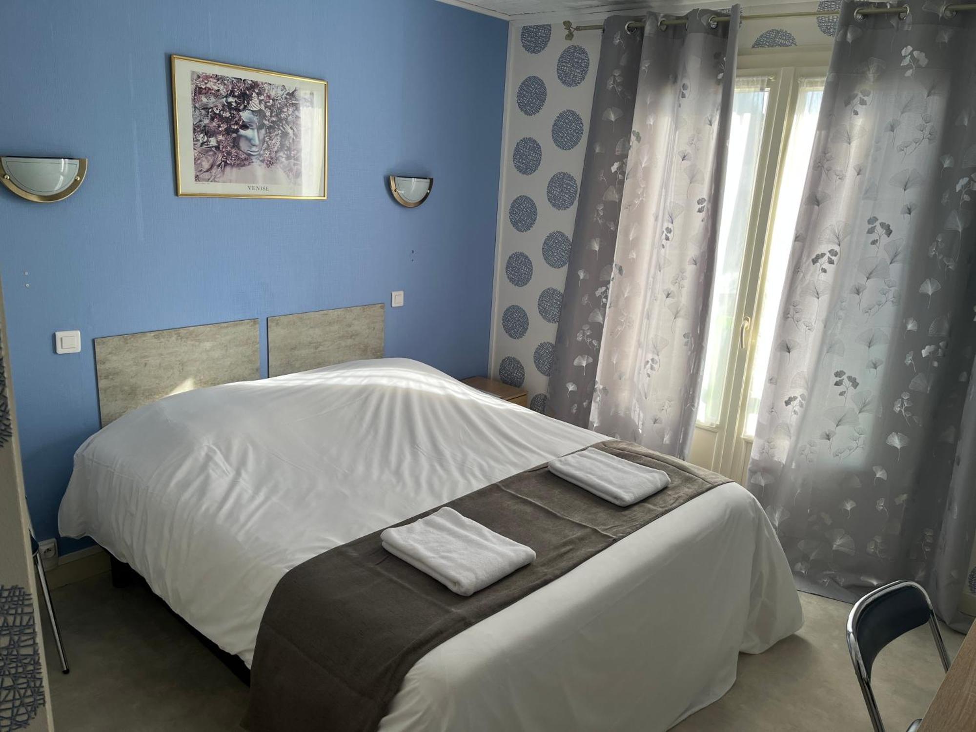 Hotel Le Lyon Vert Commentry ภายนอก รูปภาพ
