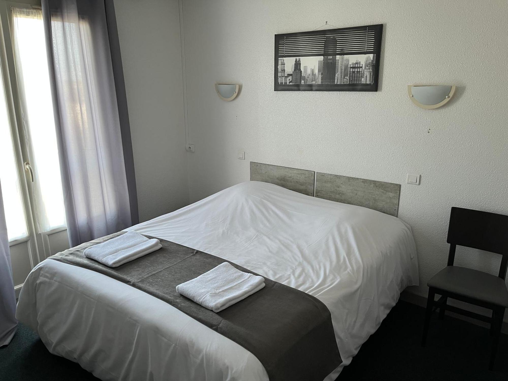 Hotel Le Lyon Vert Commentry ภายนอก รูปภาพ