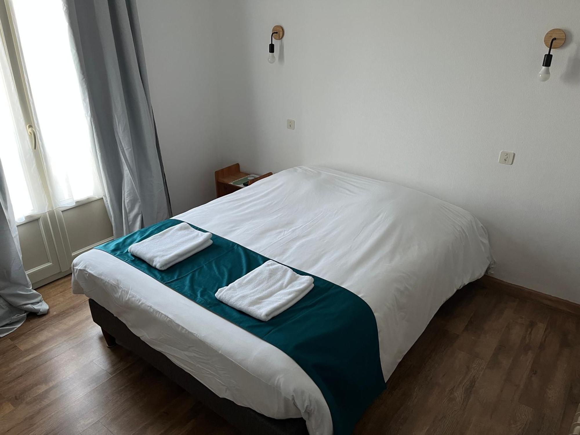 Hotel Le Lyon Vert Commentry ภายนอก รูปภาพ