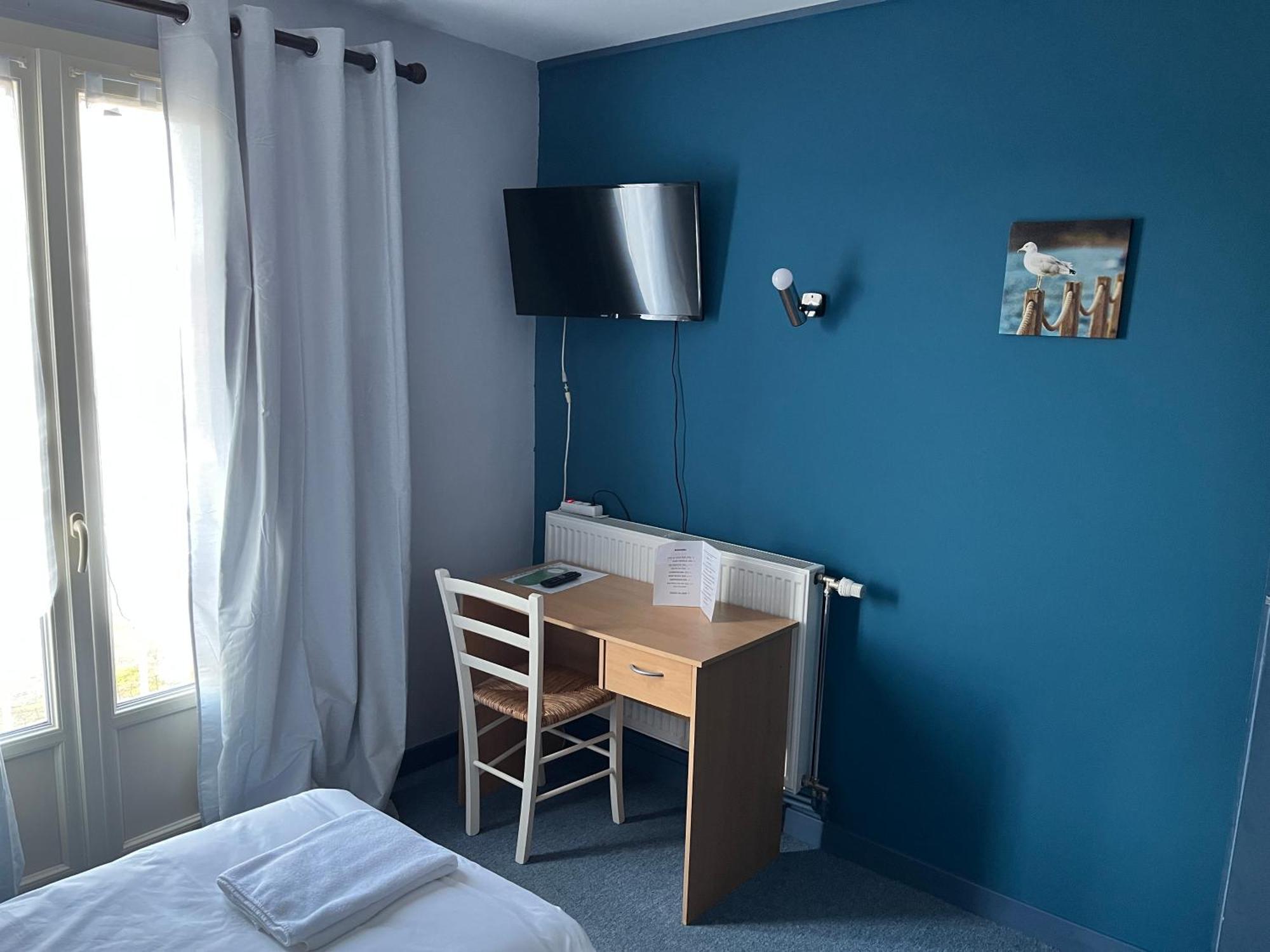 Hotel Le Lyon Vert Commentry ภายนอก รูปภาพ