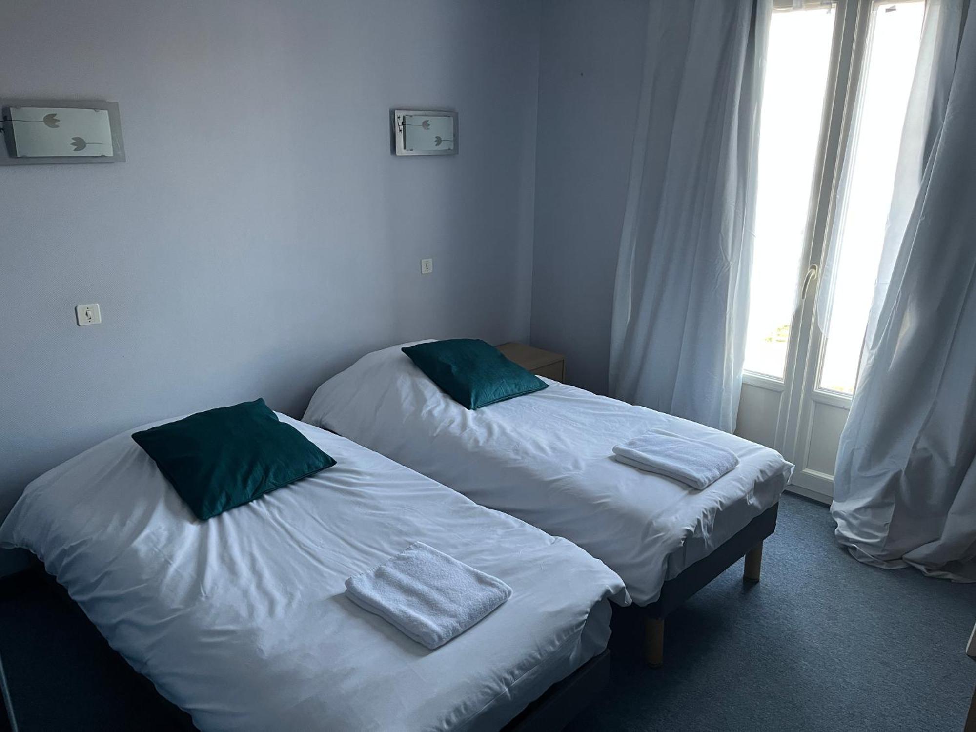 Hotel Le Lyon Vert Commentry ภายนอก รูปภาพ
