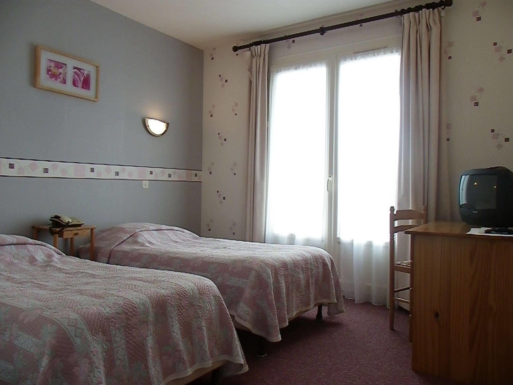 Hotel Le Lyon Vert Commentry ภายนอก รูปภาพ