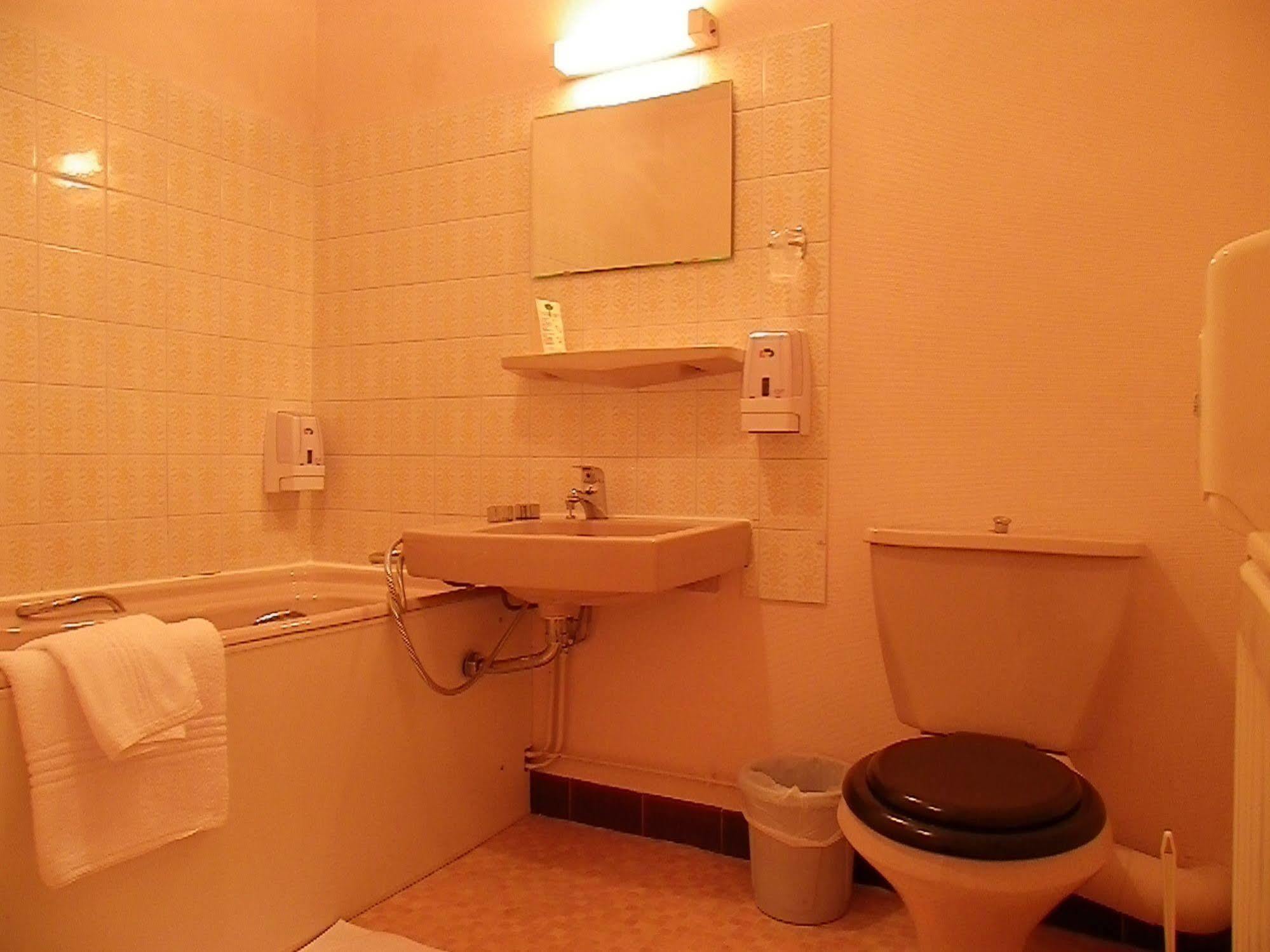 Hotel Le Lyon Vert Commentry ภายนอก รูปภาพ
