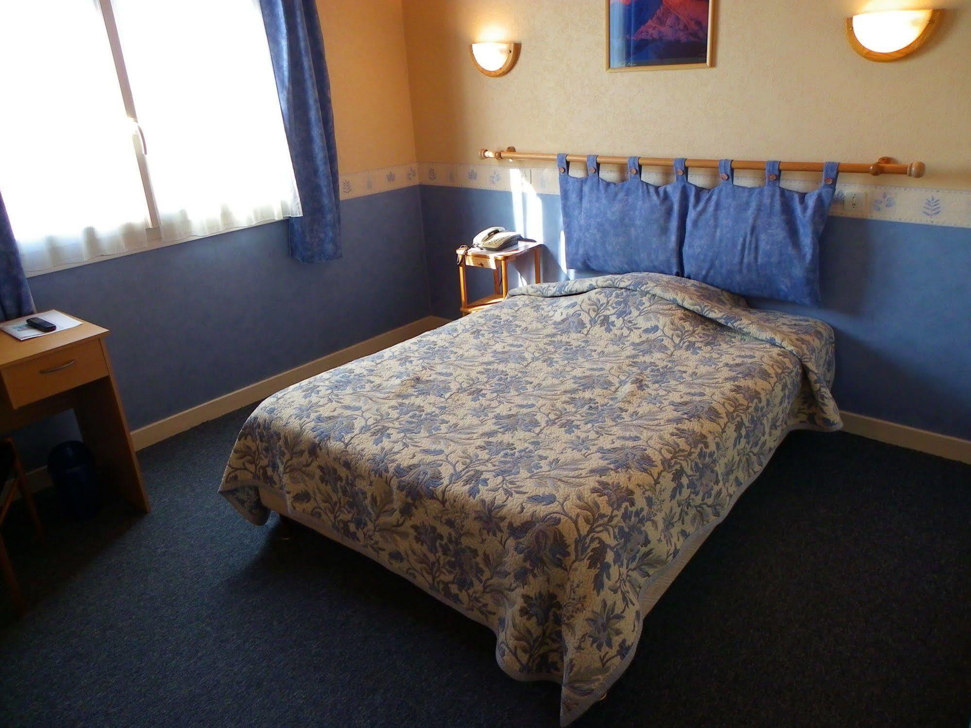 Hotel Le Lyon Vert Commentry ภายนอก รูปภาพ