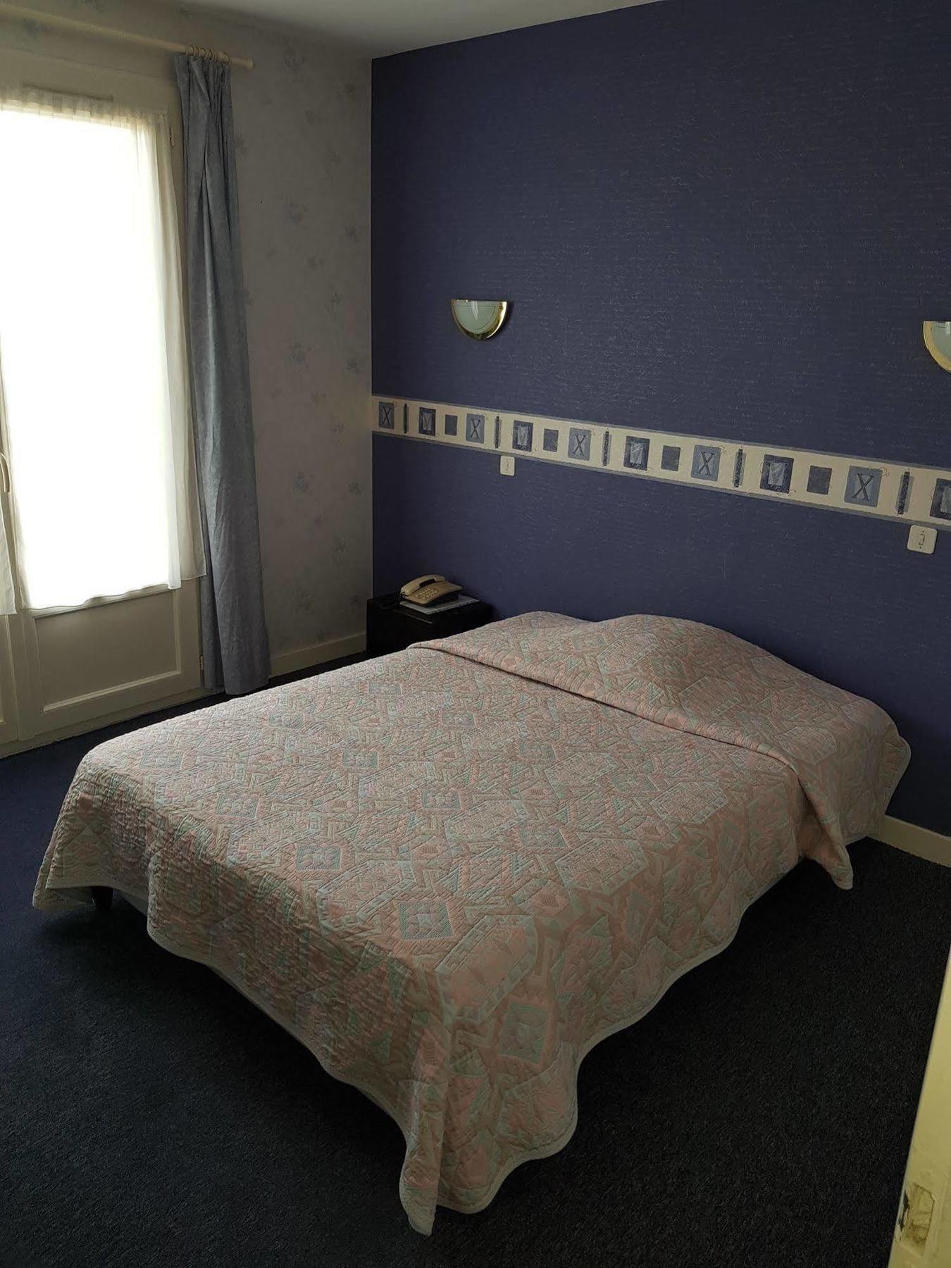 Hotel Le Lyon Vert Commentry ภายนอก รูปภาพ
