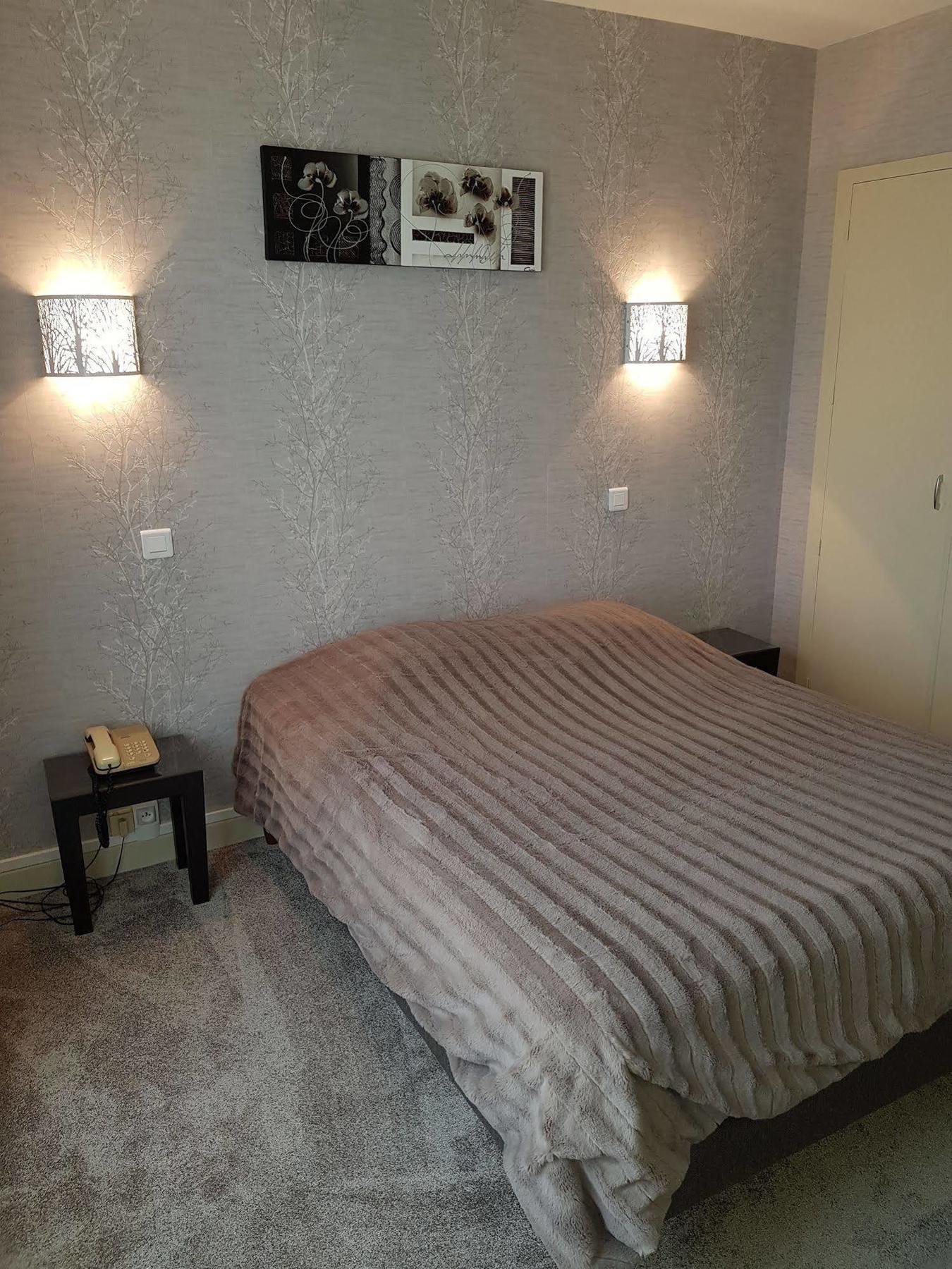 Hotel Le Lyon Vert Commentry ภายนอก รูปภาพ