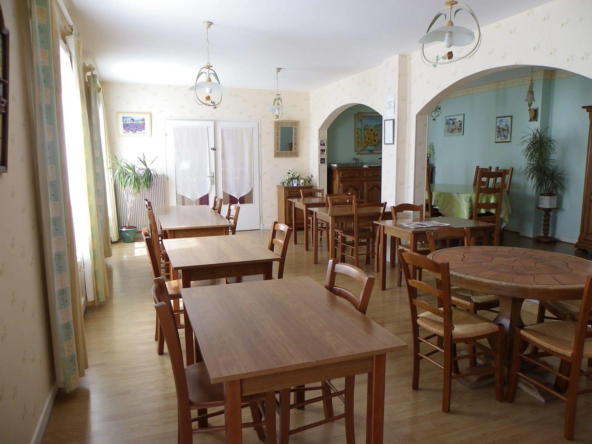 Hotel Le Lyon Vert Commentry ภายนอก รูปภาพ