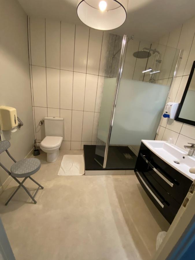 Hotel Le Lyon Vert Commentry ภายนอก รูปภาพ